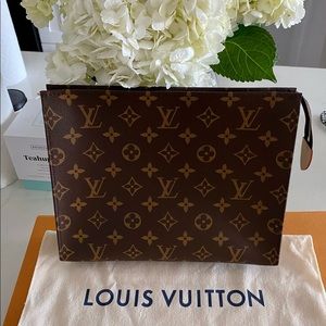 LOUIS VUITTON TOILETRY 26